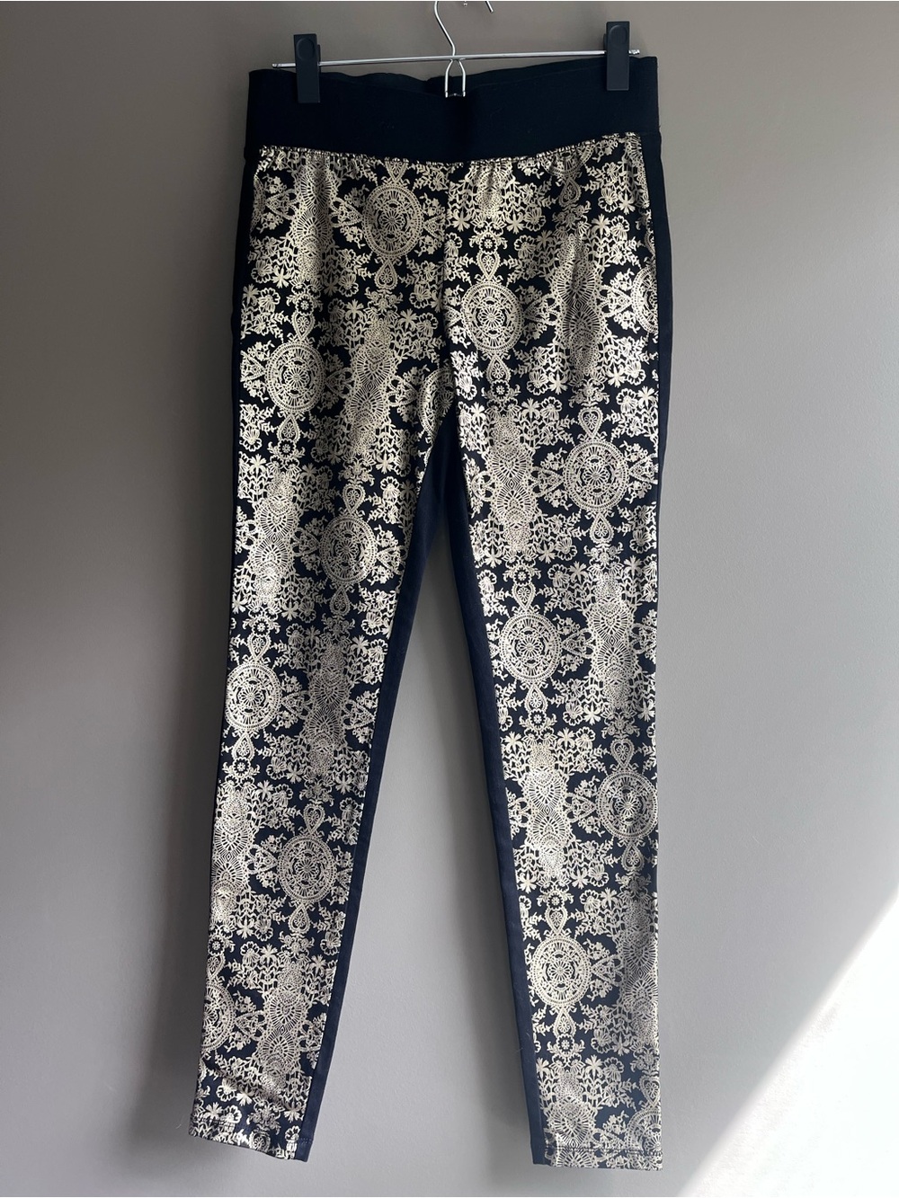 Bisou Bisou Black Leggings pants with Gold front Detail medium